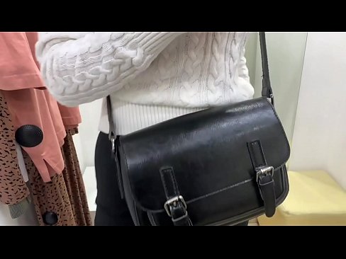 ❤️ Masturbasyona giştî ya keçika ciwan FeralBerry bi dilopek li jûreya fitarê ❤ Porno vk li me