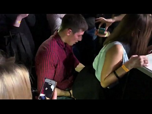 ❤️ Seksê rast di klûbek şevê ya rûsî de. Keçeke rûsî ya 18 salî di nav anus û vajînayê de li klûbeke şevê kenîya ❤ Porno vk li me