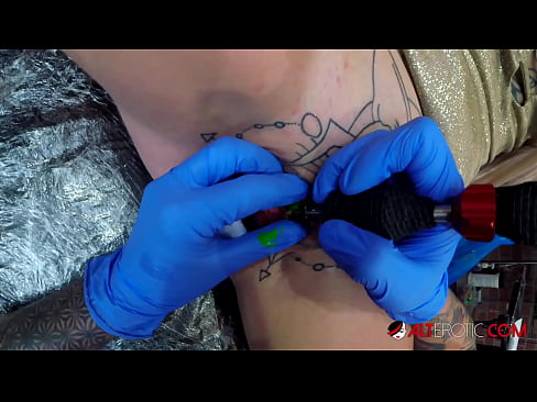 ❤️ Keçika pir tattookirî Sully Savage tattooek li ser klîtorê xwe kir. ❤ Porno vk li me